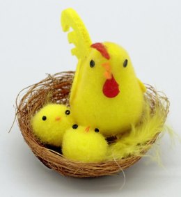Kura i kurczaki Wielkanocne w gniazdku dekoracja