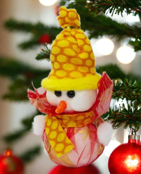 Figurka Bałwan świecący LED ozdoba świąteczna 16cm żółto czerwony