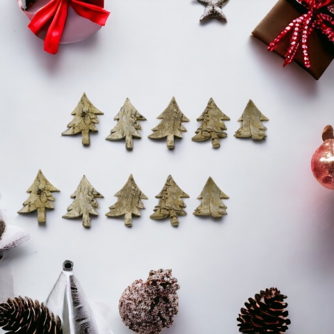 Małe choinki z kory dekoracja świąteczna zestaw 50szt
